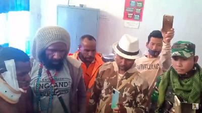 Manus Murib (kiri) memberikan keterangan terkait penembakan yang dialminya di Ilaga, papua, 22 November 2020. Youtube/TabloidJubi