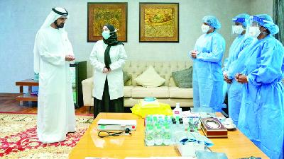 Perdana Menteri dan Wakil Presiden Uni Emrita Arab Syekh Muhammad bin Rashid al-Maktoum (kiri) saat mengunjungi rumah sakit vaksin corona di Dubai, Uni Emirat Arab, 3 November 2020. Reuters/WAM