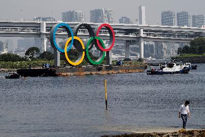 Logo olimpiade raksasa di Odaiba Marine Park,Tokyo, Jepang, 6 Agustus 2020. REUTERS/Kim Kyung-Hoon