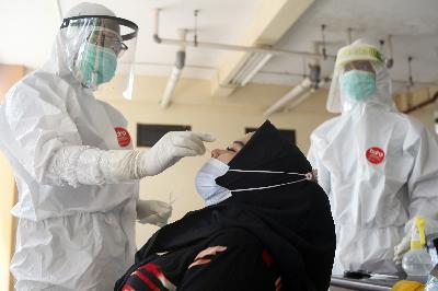 Petugas medis melakukan tes usap di Cibinong, Bogor, Jawa Barat, 24 November 2020.  ANTARA/Yulius Satria Wijaya