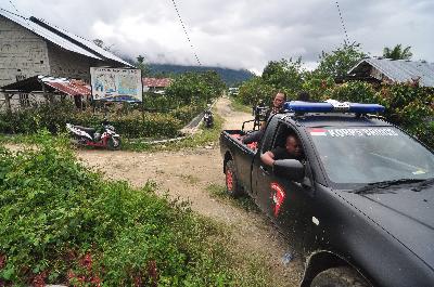 Mobil pasukan Brimob Polri melintas di sekitar perkampungan warga di Desa Lemban Tongoa, Sulawesi Tengah, 29 November 2020. ANTARA/Faldi/Mohamad Hamzah