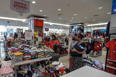 Penjualan pakaian jadi di Matahari Department Store Mall Artha Gading, Jakarta, 30 November 2020. Tempo/Tony Hartawan