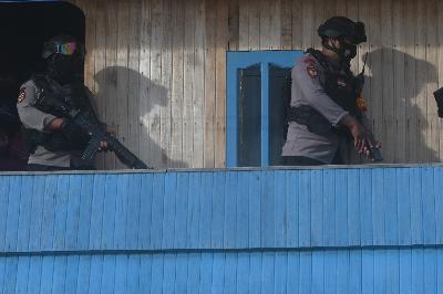 Polisi memeriksa rumah warga yang berada di sekitar lokasi pengejaran terduga teroris di Kelurahan Mamboro, Palu Utara, Sulawesi Tengah, 7 November 2020. ANTARA/Mohamad Hamzah