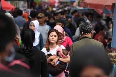 Warga berbelanja abai protokol kesehatan di pasar kaget Tugu Baleendah, Kabupaten Bandung, Jawa Barat, 29 November 2020. TEMPO/Prima Mulia