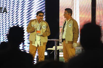 Machfud Arifin (kiri) dan Mujiaman, saat Debat Publik kedua Pemilihan Kepala Daerah (Pilkada) Kota Surabaya di Surabaya, Jawa Timur, 18 November 2020. ANTARA/Moch Asim