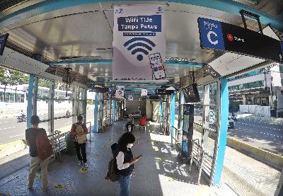 Halte Busway Bank Indonesia yang memiliki fasilitas WiFi gratis berkecepatan tinggi di Jakarta, 1 Desember 2020. TEMPO/Subekti.