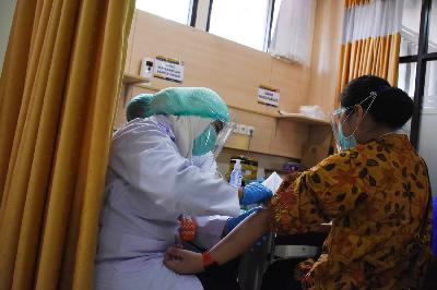 Dokter mengambil sampel darah relawan vaksin Covid-19 Sinovac saat pemeriksaan uji klinis tahap 3 di RS Pendidikan Universitas Padjadjaran, Bandung, Jawa Barat, 6 Agustus 2020. TEMPO/Prima Mulia