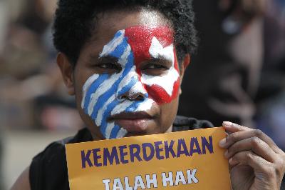 Puluhan massa Front Rakyat Indonesia untuk West Papua (FRI-WP), Aliansi Mahasiswa Papua (AMP) dan Asosiasi Mahasiswa Pegunungan Tengah Papua Indonesia (AMPTPI) melakukan aksi demo di sekitar Patung Kuda, Jakarta, 1 Desember 2020.  TEMPO/Subekti