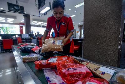 Pengiriman paket di tempat jasa pengiriman paket JNE Express, Jakarta, Januari 2019.  TEMPO/Tony Hartawan
