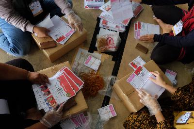Pekerja melipat surat suara Pilkada Medan di Gudang Logistik KPU Medan, Sumatera Utara, 17 November 2020.  ANTARA/Irsan Mulyadi