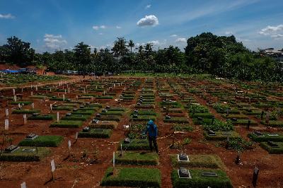 Area pemakaman jenazah COVID-19 di TPU Pondok Ranggon, Jakarta, 3 Desember 2020. TEMPO / Hilman Fathurrahman W