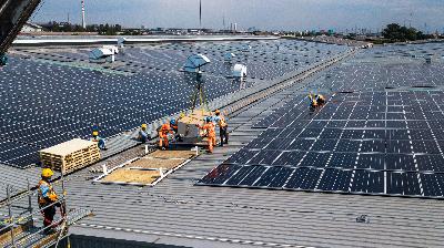 Proses pemasangan panel surya di pabrik Coca-Cola Amatil Indonesia, Cibitung, Bekasi, Jawa Barat, Rabu pekan lalu. Tempo/Tony Hartawan