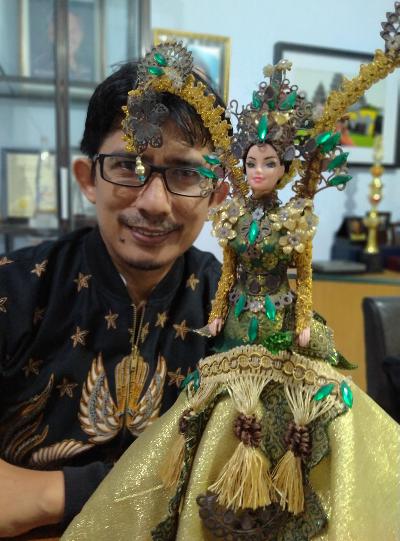 Ketua Yayasan Jember Fashion Carnaval (JFC), Budi Setiawan (kanan), di Jember, Jawa Timur, 4 Desember 2020. Dok.Budi Setiawan