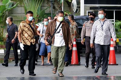 Petugas KPK menggiring sejumlah orang yang terjaring dalam operasi tangkap tangan (OTT)  Bupati Banggai Laut Wenny Bukamo di gedung Komisi Pemberantasan Korupsi, Jakarta, 4 Desember 2020. TEMPO/M Taufan Rengganis