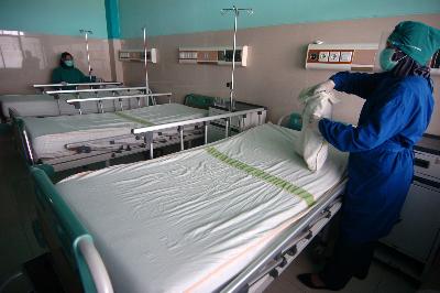 Tenaga medis menata tambahan tempat tidur di ruangan isolasi pasien COVID-19 di RSUD Suradadi, Kabupaten Tegal, Jawa Tengah, 2 Desember 2020. ANTARA/Oky Lukmansyah