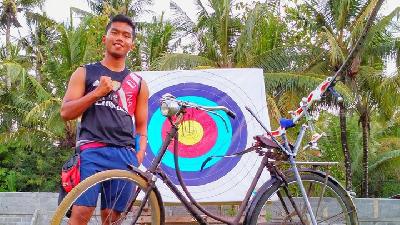 Atlet Panahan, Hendra Purnama bersama sepeda onthel miliknya. Dokumentasi Pribadi