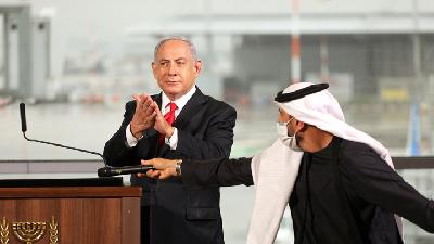 Perdana Menteri Israel, Banyamin Netanyahu memberikan sambutan dalam upacara pembukaan jalur udara Uni Emirat Arab dan Israel, di Ben Guiron, Tel Aviv, Israel, 26 November 2020. REUTERS/Emil Salman/Pool
