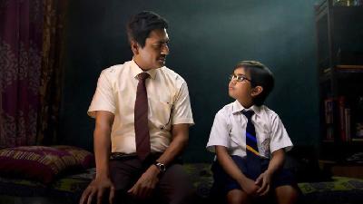 Nawazuddin Siddiqui dan Aakshath Das (kanan) dalam Serious Men. Netflix