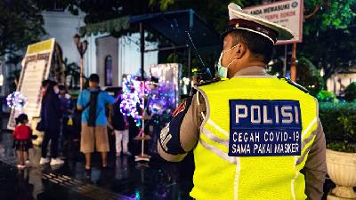 Polisi memantau penerapan protokol kesehatan saat Operasi Yustisi COVID-19 terkait bertambahnya kasus harian nasional yang tinggi di Jawa Tengah, di Kawasan Kota Lama Semarang, Jawa Tengah, Minggu (29/11/2020). ANTARA FOTO/Aji Styawan
