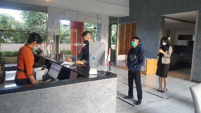 Antrean tamu yang akan melalukan check-in di Bogor Valley Hotel, 1 Desember lalu. TEMPO/M.A MURTADHO
