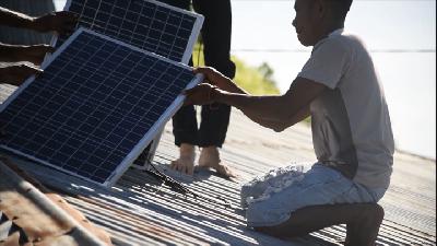 Kegiatan pemasangan solar panel di fasilitas pengolahan bersama komunitas lokal, Sumba, NTT, 3 September 2020./Dokumentasi SINARI