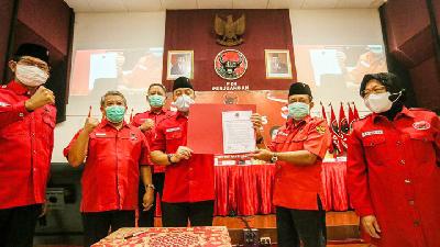 Eri Cahyadi dan Armuji didampingi Tri Rismaharini (kanan) sdi kantor DPC PDIP Surabaya, di Surbaya, September 2020. Dokumentasi PDIP