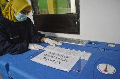 Petugas medis memeriksa alat pendingin vaksin COVID-19 di Ruang menyimpanan vaksin, puskesmas Cipanas, Tarogong Kaler, Kabupaten Garut, Jawa Barat, 1 Desember 2020. ANTARA/Candra Yanuarsyah
