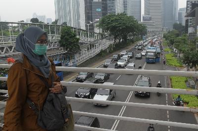 Aktivitas pengguna jalan di tengah massa PSBB Transisi di Jakarta, 23 November 2020. TEMPO/Subekti.