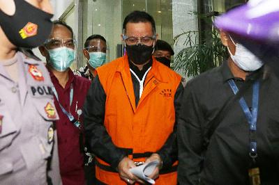 Menteri Sosial Juliari P Batubara menuju mobil tahanan di gedung KPK, Jakarta, 6 Desember 2020. TEMPO/M Taufan Rengganis
