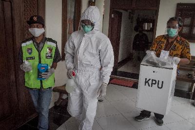 Petugas KPPS menuju ke rumah warga yang menjalani isolasi mandiri saat Simulasi Pilwakot di TPS 001 Sriwedari, Solo, Jawa Tengah, 6 Desember 2020. ANTARA/Mohammad Ayudha