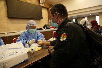 Petugas kesehatan mengambil sampel darah anggota Panitia Pemungutan Suara (PPS) saat mengikuti rapid test di Balai Kota Depok, Jawa Barat, 16 November 2020. TEMPO/M Taufan Rengganis