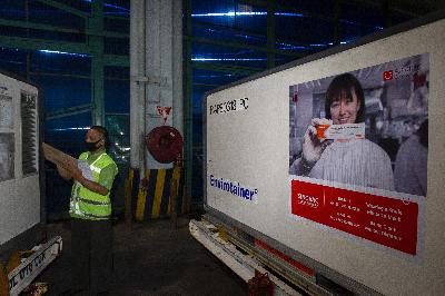 Petugas mengecek kontainer berisi vaksin COVID-19 saat tiba di Bandara Soekarno-Hatta, Tangerang, Banten, 6 Desember 2020. ANTARA/Dhemas Reviyanto