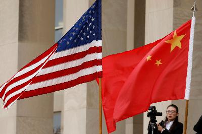 Bendera Amerika Serikat dan China berkibar di Arlington, Virginia,. REUTERS/Yuri Gripas