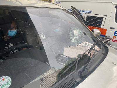 Kondisi mobil penyidik yang rusak saat baku tembak di Jalan Tol Cikampek Kilometer 50, Kerawang Timur, Jawa Barat, pada dinihari 7 Desember 2020. Istimewa