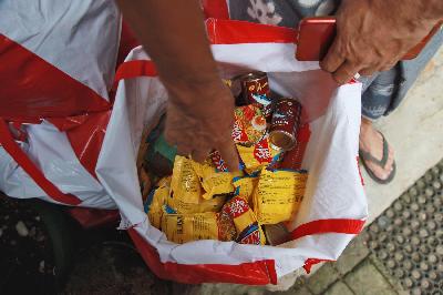 Petugas memeriksa isi paket bantuan sosial dari Presiden RI tahap II di wilayah Rukun Warga (RW) 09, Kelurahan Pasar Minggu, Jakarta Selatan, 20 Mei 2020. TEMPO/Nita Dian