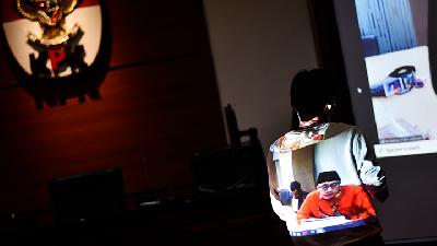 The trial of the case of the grant funds from the sports ministry to KONI with defendant former youth affairs and sports minister Imam Nahrawi is broadcast live online from the KPK building, Jakarta, last June./TEMPO/Imam Sukamto