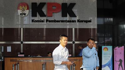 Taufik Hidayat (left) after being questioned as a witness on the suspected bribery of the youth affairs and sports ministry, at the KPK building, Jakarta, August 2019./TEMPO/Muhammad Hidayat