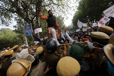Petani di India berunjuk rasa menentang undang-undang pertanian yang baru di New Delhi, India, 8 Desember 2020.  REUTERS/Anushree Fadnavis