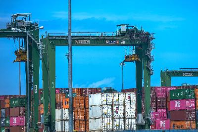 Kontainer di pelabuhan New Priok Container Terminal One Tanjung Priok, Jakarta, 8 Desember 2020. Tempo/Tony Hartawan
