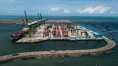 Suasana di pelabuhan New Priok Container Terminal One Tanjung Priok, Jakarta, 8 Desember 2020. Tempo/Tony Hartawan