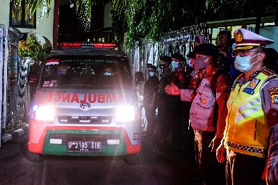 Mobil ambulans membawa jenazah pengikut Rizieq Shihab meninggalkan RS Polri Kramat Jati di Jakarta, 8 Desember 2020. Tempo/Hilman Faturrahman