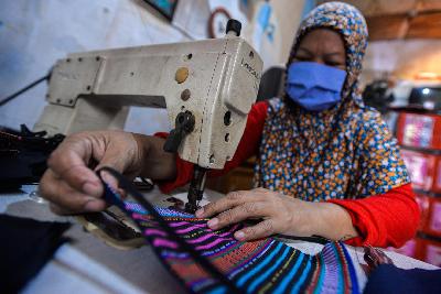 Pembuatan masker dari bahan kain tenun di Kawasan Kapuk, Jakarta, 10 Juni 2020. Tempo/Tony Hartawan