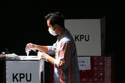 Gibran Rakabuming menggunakan hak pilihnya pada Pilkada Solo, di TPS 22, Kampung Tirtoyoso, Kelurahan Manahan, Solo, Jawa Tengah, 9 Desember 2020. Tempo/Bram Selo Agung Mardika