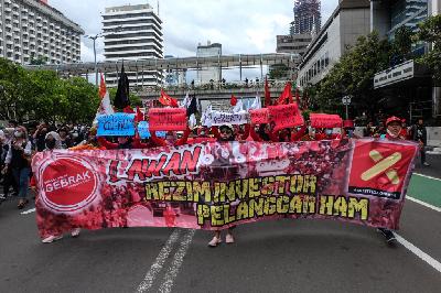 Buruh melakukan aksi longmarch menuju Istana Negara di MH Thamrin, Jakarta, 10 Desember 2020.  TEMPO/Hilman Fathurrahman W