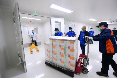 Kontainer berisi vaksin COVID-19 di Kantor Pusat Bio Farma, Bandung, Jawa Barat, 7 Desember 2020. Reuters/Muchlis Jr/Setpres