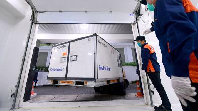 Petugas memindahkan kontainer berisi vaksin COVID-19 di Kantor Pusat Bio Farma, Bandung, Jawa Barat, 7 Desember 2020. ANTARA/HO/Setpres-Muchlis Jr