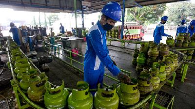 Aktivitas pengisian gas ukuran 3kg di Depo Pertamina Srengseng, Jakarta, Juli lalu./Tempo/Tony Hartawan