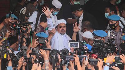Muhammad Rizieq Syihab tiba untuk menjalani pemeriksaan di Mapolda Metro Jaya, Jakarta, Sabtu, 12 Desember 2020./TEMPO / Hilman Fathurrahman W
