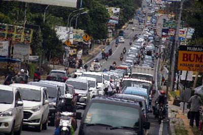 Kemacetan di jalur wisata Puncak, Kabupaten Bogor, Jawa Barat, 9 Desember 2020. ANTARA/Yulius Satria Wijaya