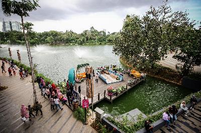 Pengunjung tempat wisata Senayan Park, Jakarta, 9 Desember 2020. ANTARA/Rivan Awal Lingga